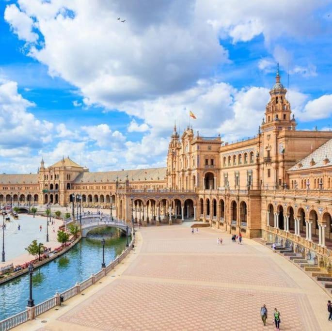 Piso Con Patio Privado Y Parking Nervion Sevilla Eksteriør billede