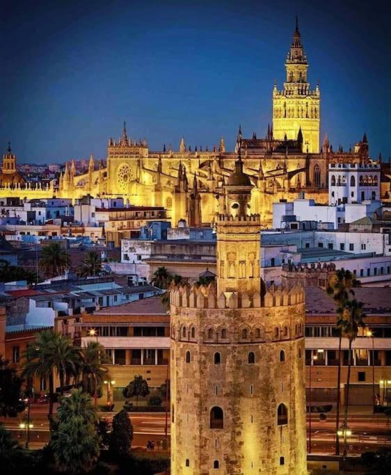 Piso Con Patio Privado Y Parking Nervion Sevilla Eksteriør billede