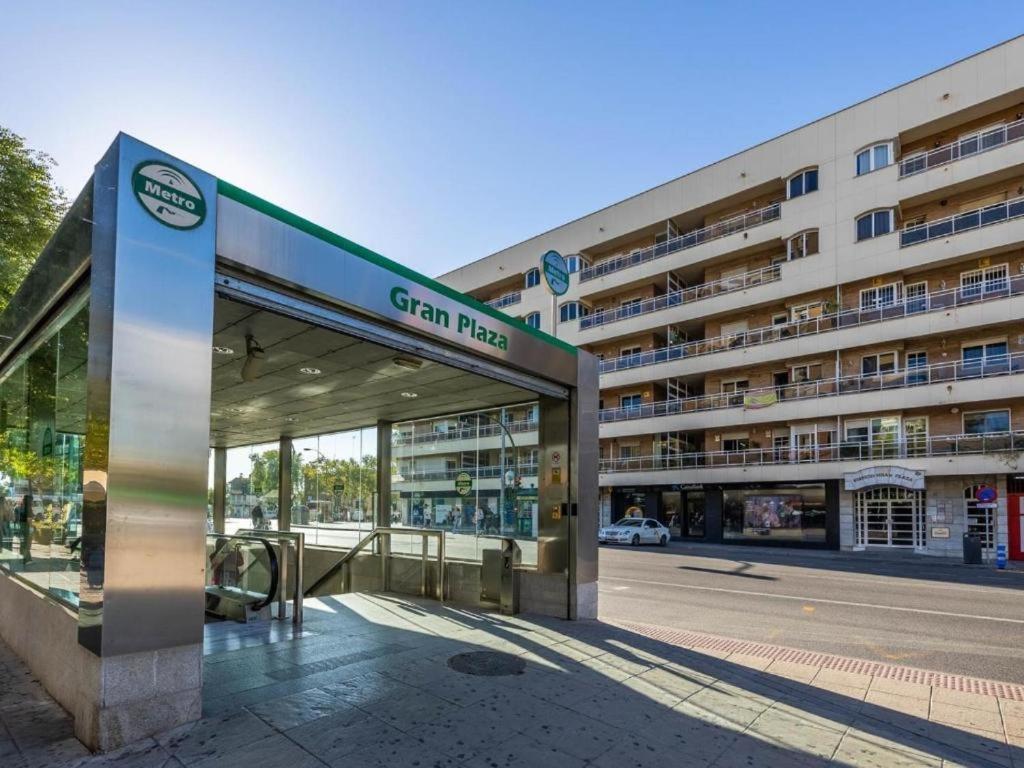 Piso Con Patio Privado Y Parking Nervion Sevilla Eksteriør billede