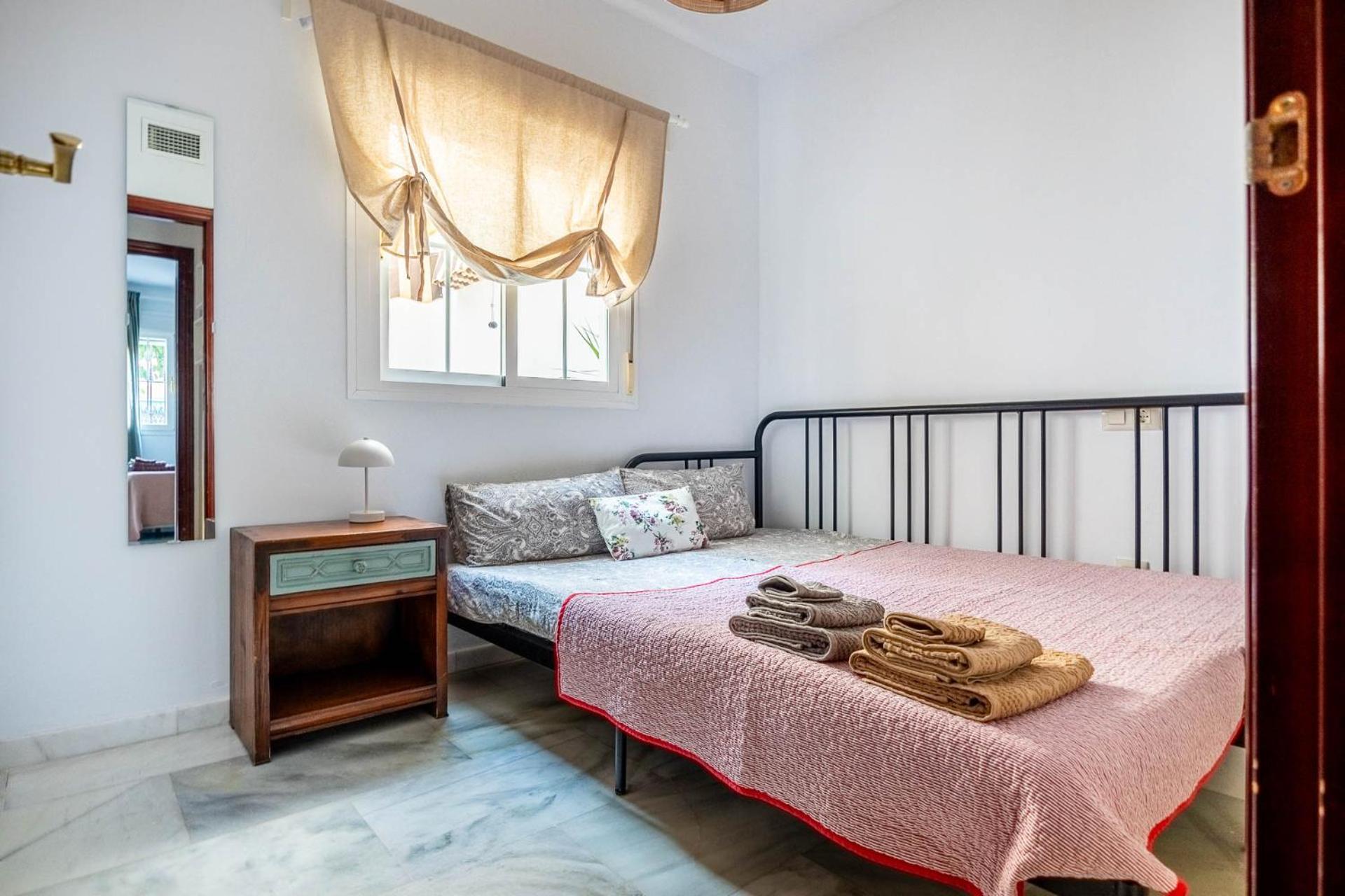 Piso Con Patio Privado Y Parking Nervion Sevilla Eksteriør billede