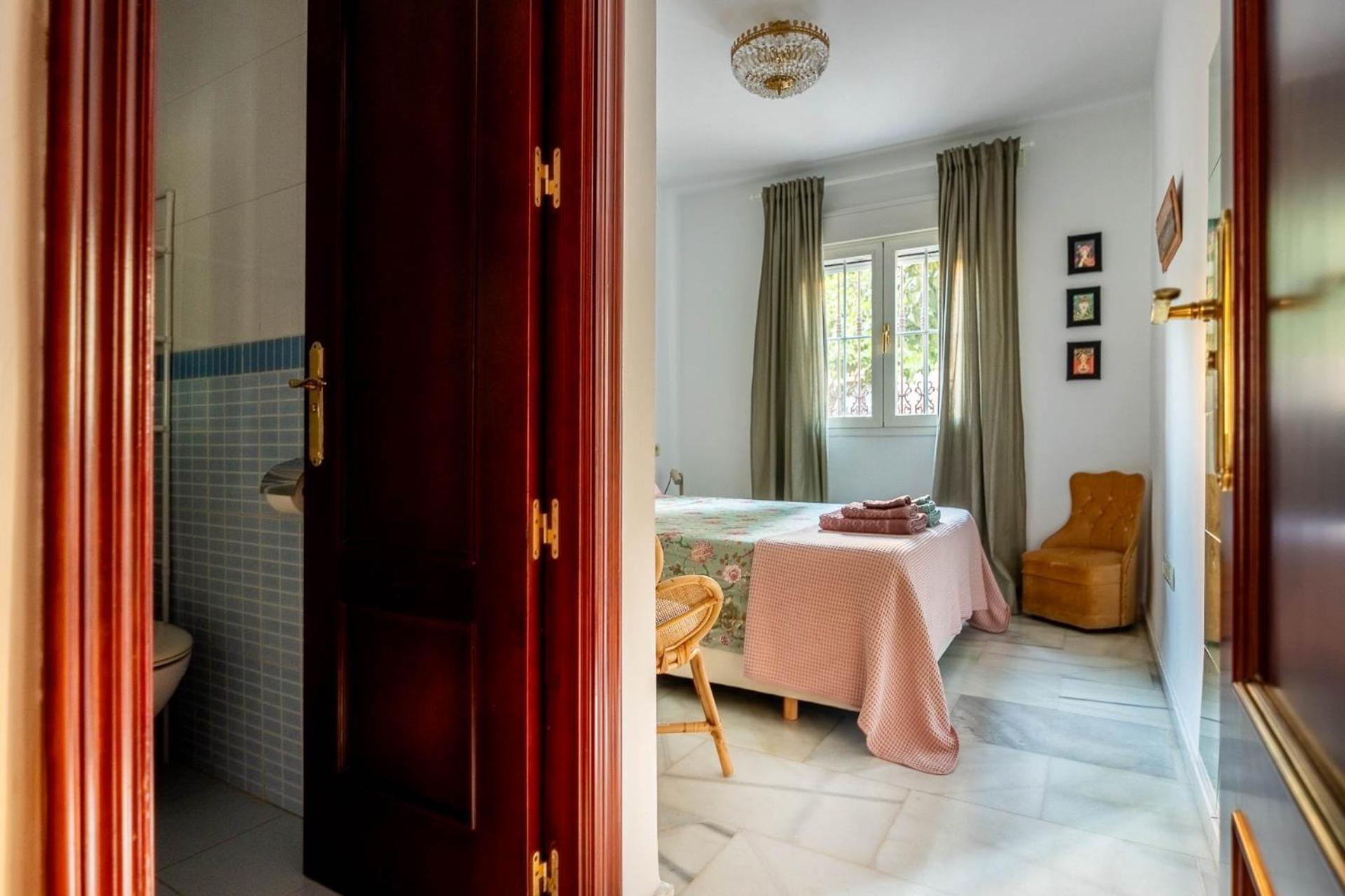 Piso Con Patio Privado Y Parking Nervion Sevilla Eksteriør billede