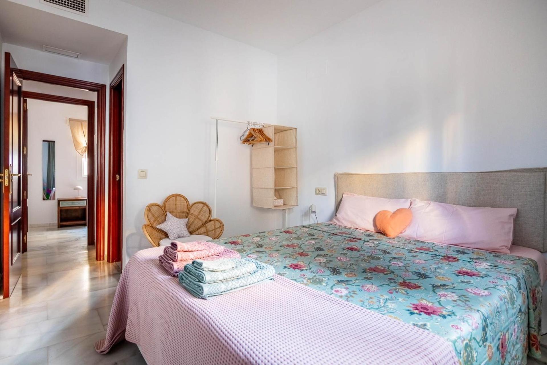 Piso Con Patio Privado Y Parking Nervion Sevilla Eksteriør billede