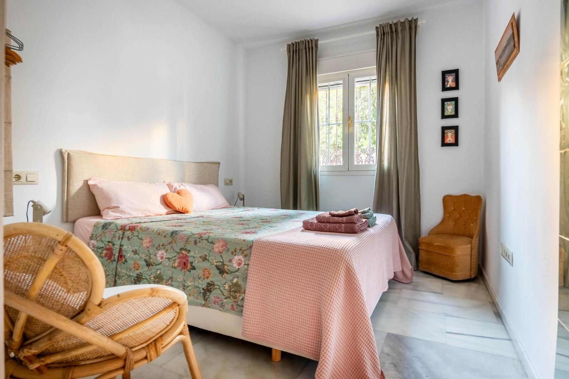 Piso Con Patio Privado Y Parking Nervion Sevilla Eksteriør billede